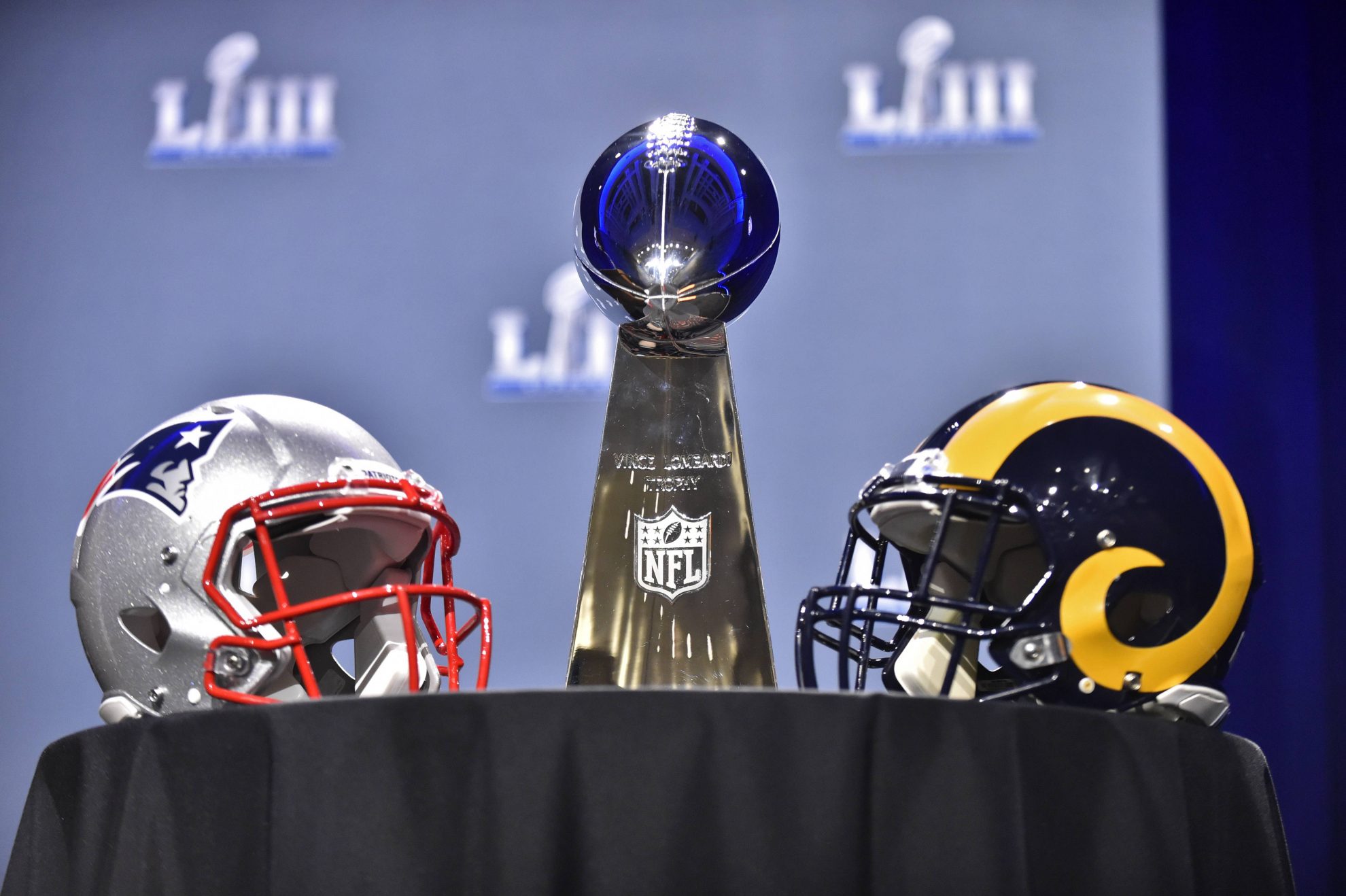 ATLANTA, GA - JANUARY 30: The Vince Lombardi Trophy sits on a table between the New England Patriots and Los Angeles Rams helmets prior to NFL American Football Herren USA Commissioner Roger Goodell s press conference PK Pressekonferenz at the Georgia World Congress Center on January 30, 2019, in Atlanta, GA. (Photo by Austin McAfee/Icon Sportswire) NFL: JAN 30 Super Bowl LIII - Commissioner Roger Goodell Press Conference