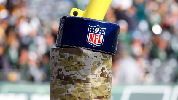NFL Spielplan 2024 - Official NFL American Football Herren USA Shield on goalpost pad during the game betwee
