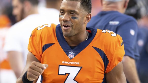 August 27, 2022, Denver, Colorado, USA: Denver Broncos Quarterback RUSSELL WILSON readies fire up a team mate from the sideline before the start of the game at Empower Field at Mile High Saturday night. The Broncos beat the Vikings 23-13 Denver USA - ZUMAav4_ 20220827_zaf_av4_037 Copyright: xHectorxAcevedox