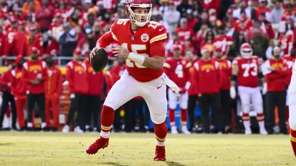 FootballR - NFL - Ein Football-Spieler der Kansas Chiefs, Patrick Mahomes, läuft mit dem Ball während des NFL-Saisonstarts 2023 für eine aufregende Darbietung von Stars und Spektakel.