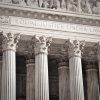 FootballR - NFL - Millionen veruntreut - Das mit majestätischen Säulen geschmückte Gebäude des Obersten Gerichtshofs der USA gilt als Symbol für Gerechtigkeit und Macht.