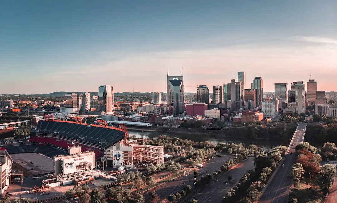 FootballR - NFL - Eine Luftaufnahme der Skyline von Nashville bei Sonnenuntergang.