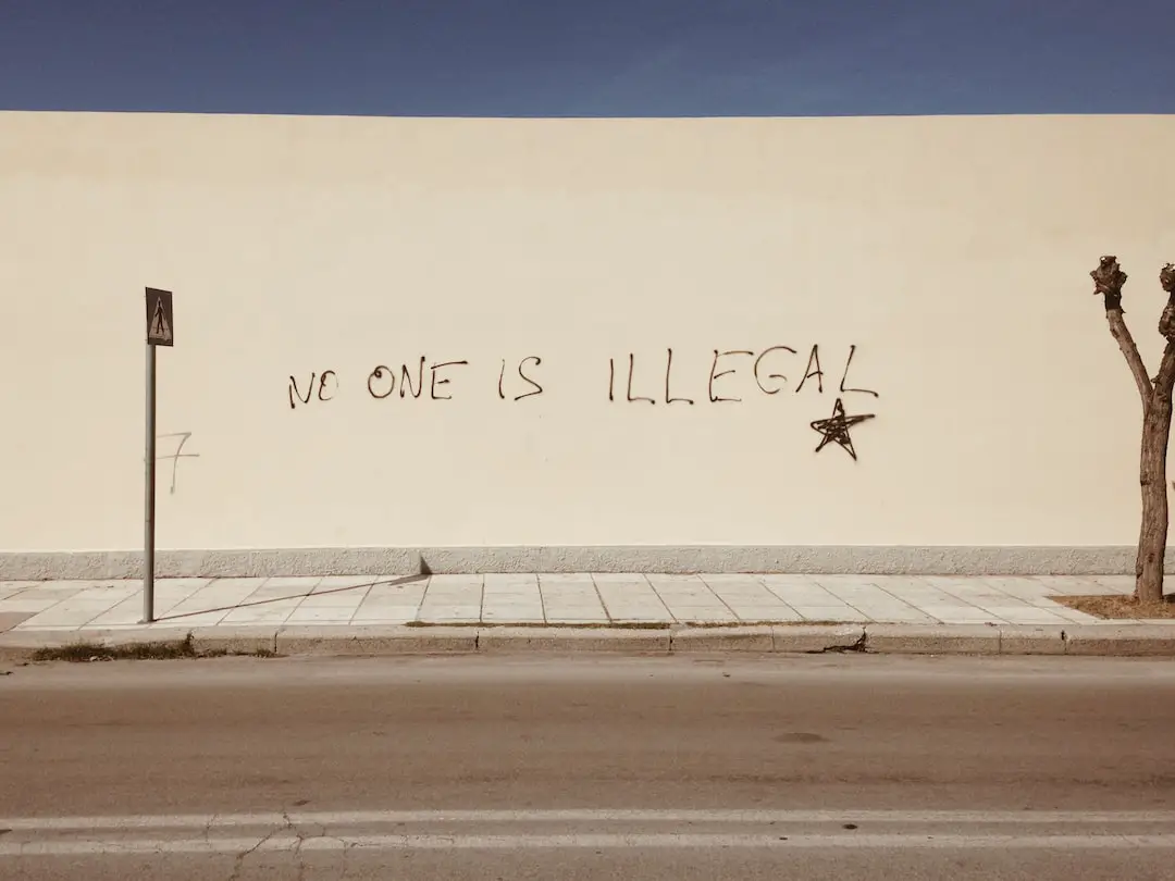 FootballR - NFL - Eine Wand mit Graffiti, auf der steht, dass wir eins sind, ist illegal.