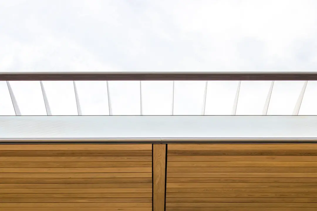 FootballR - NFL - Ein Balkon mit Holzgeländer und Blick in den Himmel.