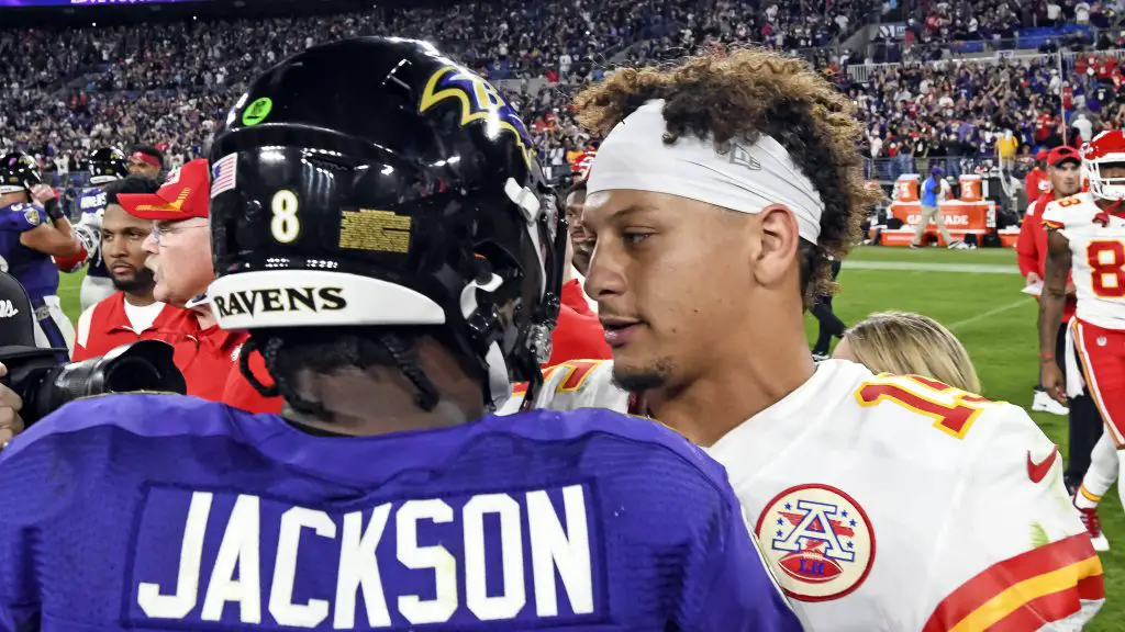 FootballR - NFL Quarterback Draft Fantasy Football - Diese Beschreibung wurde automatisch generiert. Zwei NFL-Spieler der AFC- und NFC-Conferences unterhalten sich während des Halbfinals auf dem Spielfeld. Patrick Mahomes und Lamar Jackson am Feld.