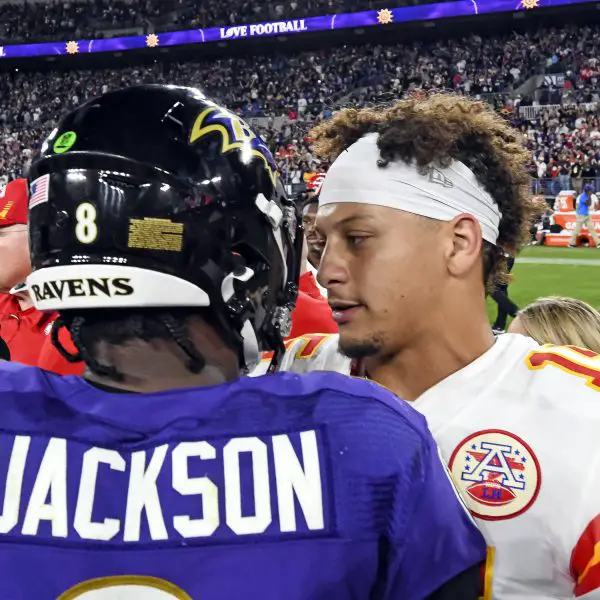 FootballR - NFL Quarterback Draft Fantasy Football - Diese Beschreibung wurde automatisch generiert. Zwei NFL-Spieler der AFC- und NFC-Conferences unterhalten sich während des Halbfinals auf dem Spielfeld. Patrick Mahomes und Lamar Jackson am Feld.