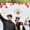 FootballR - NFL - Jim Harbaugh - Die Footballspieler der Michigan Wolverines heben triumphierend die Rose Bowl Trophäe in die Höhe.