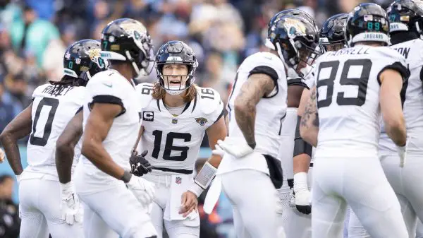 FootballR - NFL - Die Spieler der Jacksonville Jaguars drängen sich vor ihrem Spiel gegen die Titans zusammen.