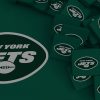 FootballR - NFL - Ein großes Logo der New York Jets, bestehend aus einem weißen Football-Symbol mit dem Text „New York Jets“ auf einem grünen Oval, weckt ein Gefühl von Nostalgie, da es prominent auf der linken Seite angezeigt wird. Auf der rechten Seite sind zahlreiche kleinere, ähnliche Logos verstreut, die ebenfalls den weißen Text auf grünem Hintergrund aufweisen. Das allgemeine Farbschema ist grün und weiß. Diese Beschreibung wurde automatisch generiert.
