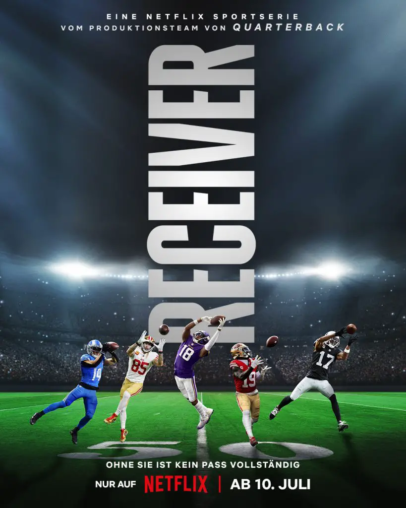 FootballR - NFL - Werbeplakat für die Netflix-Dokuserie „Receiver“. Vier Footballspieler, darunter Amon-Ra St. Brown, aus verschiedenen Teams, springen auf einem beleuchteten Fußballfeld in einem großen Stadion, um einen Pass zu fangen. Der Hintergrundtext lautet: „Ohne sie ist kein Pass vollständig. Nur auf Netflix ab 10. Juli.“ Diese Beschreibung wurde automatisch generiert.